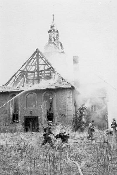 004 (5).jpg - Kirche Pöhl, Brand am 24.März 1961, Löscheinsatz der Feuerwehren BF Plauen und FFw Jocketa